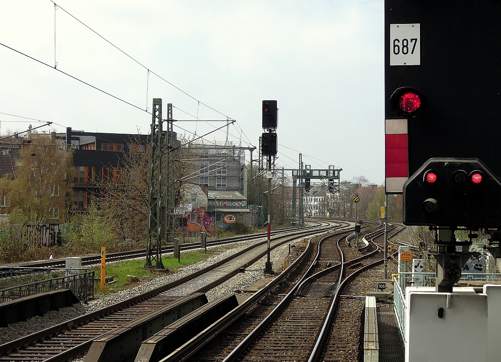 Blick vom Bahnsteig der Hamburger S-Bahnstation  Sternschanze  Richtung Westen. 25.4.2013