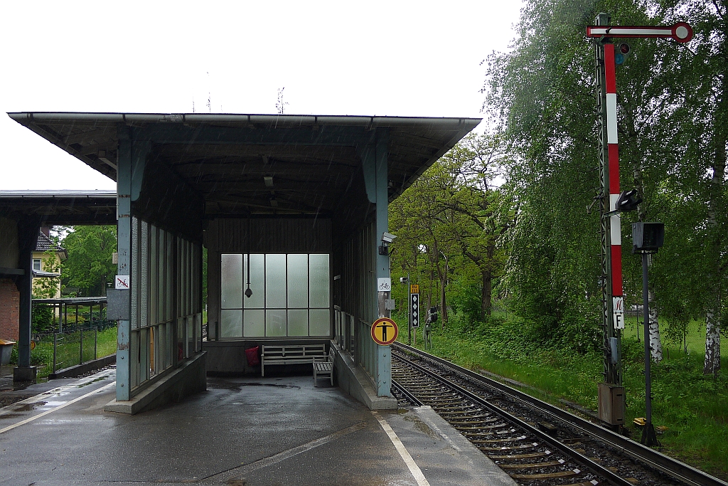 Blick vom Bahnsteig der Hamburger S-Bahnstation  S�lldorf  Richtung Westen. Durch die kleine �berdachte Halle geht es links �ber das stadtausw�rts f�hrende Gleis zum Ausgang. 26.5.2013