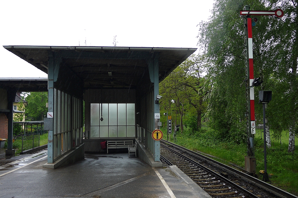 Blick vom Bahnsteig der Hamburger S-Bahnstation  Slldorf  Richtung Westen. Durch die kleine berdachte Halle geht es links ber das stadtauswrts fhrende Gleis zum Ausgang. 26.5.2013