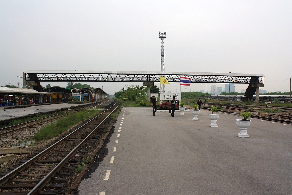 Blick vom Bahnsteig der Züge der Northern- und North-Eastern-Line in Richtung Norden auf den Übergangssteg und auf den Bahnsteig für die Züge der Southern-Line. Bf. Bang Sue Junction am 16.März 2011.