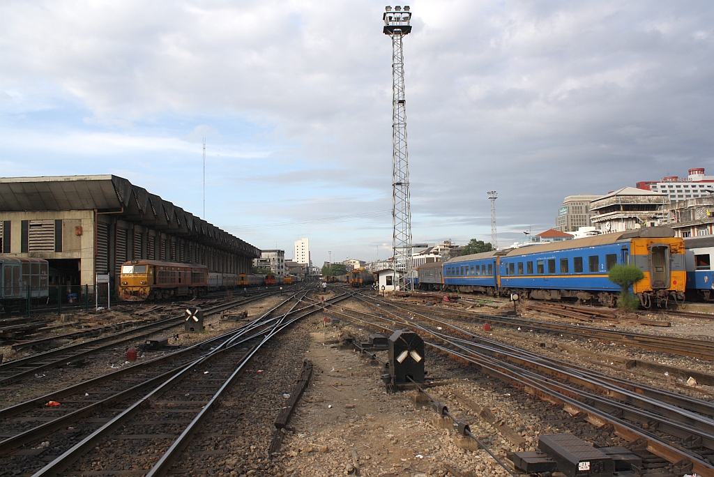 Blick vom Bahnsteigende auf den westlichen Ausfahrbereich des Bf. Hua Lamphong am nachmittag des 07.Dezember 2010. Der Stellung des Signalk�rpers der Doppelkreuzungsweiche im Vordergrund w�rde ich jedoch nicht vertrauen. Im Bild links die Halle des Depot Hua Lamphong.