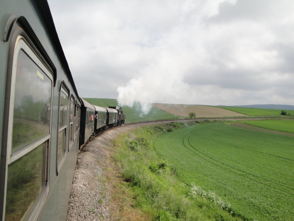 Blick vom  Balkon  des letzten Wagon des NostalgieExpress vor zur 30.33, welche an diesem Tag den Museumszug bespannte; 29.5.10