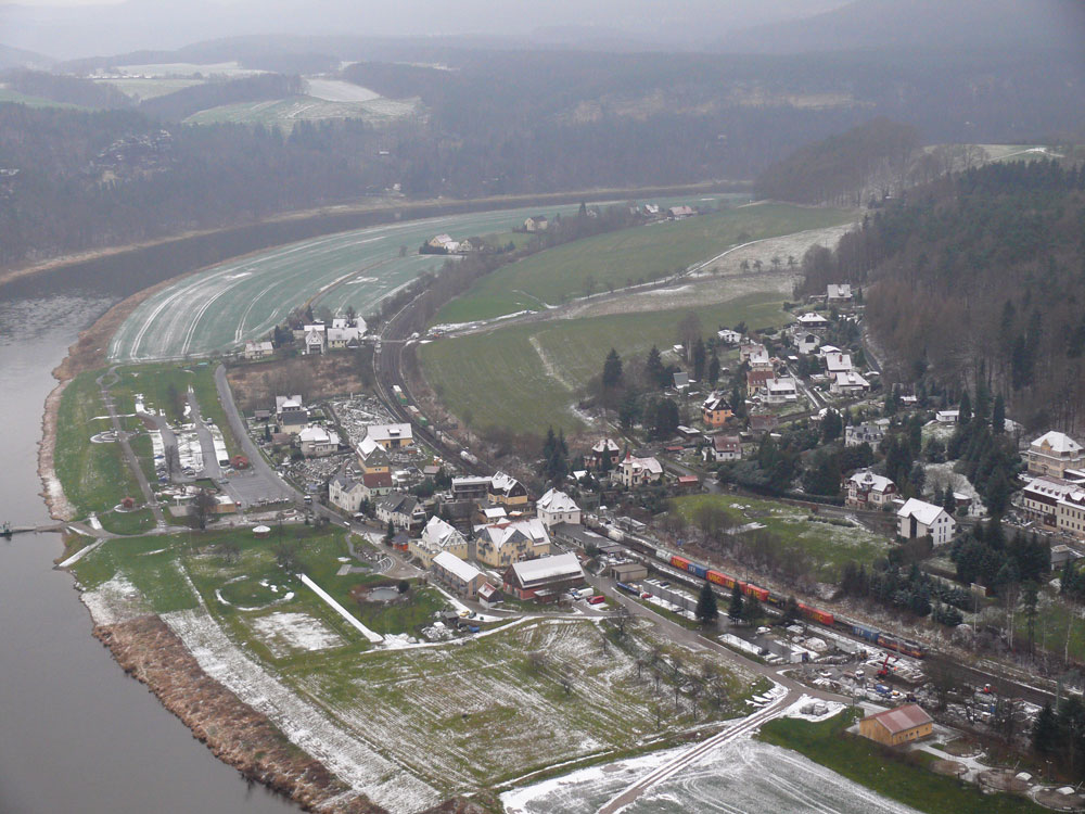 Blick von der Bastei auf Kurort Rathen (linkselbisch) mit einem G�terzug aus Tschechien kommend; 15.12.2009
