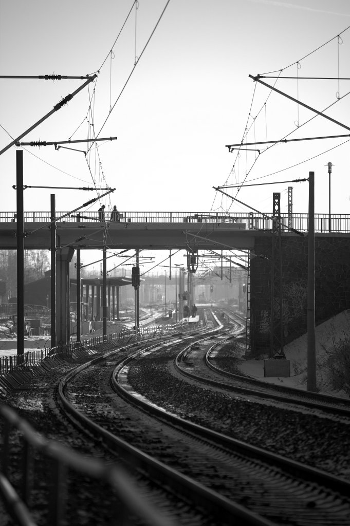 Blick von der Baustrae auf das nrdliche Gleisvorfeld in Radebeul Ost.
Der neue S-Bahnsteig ist links mehr zu erahnen, das es bei - 8 Grad C am 08.12.2012 gegen  10:30 Uhr etwas dunstig war.