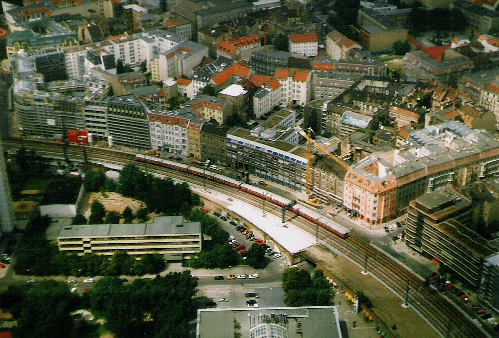 Blick vom Berliner Fersehturm auf ein alten S-Bahnzug in Richtung Alexanderplatz.06.1998. Scann.