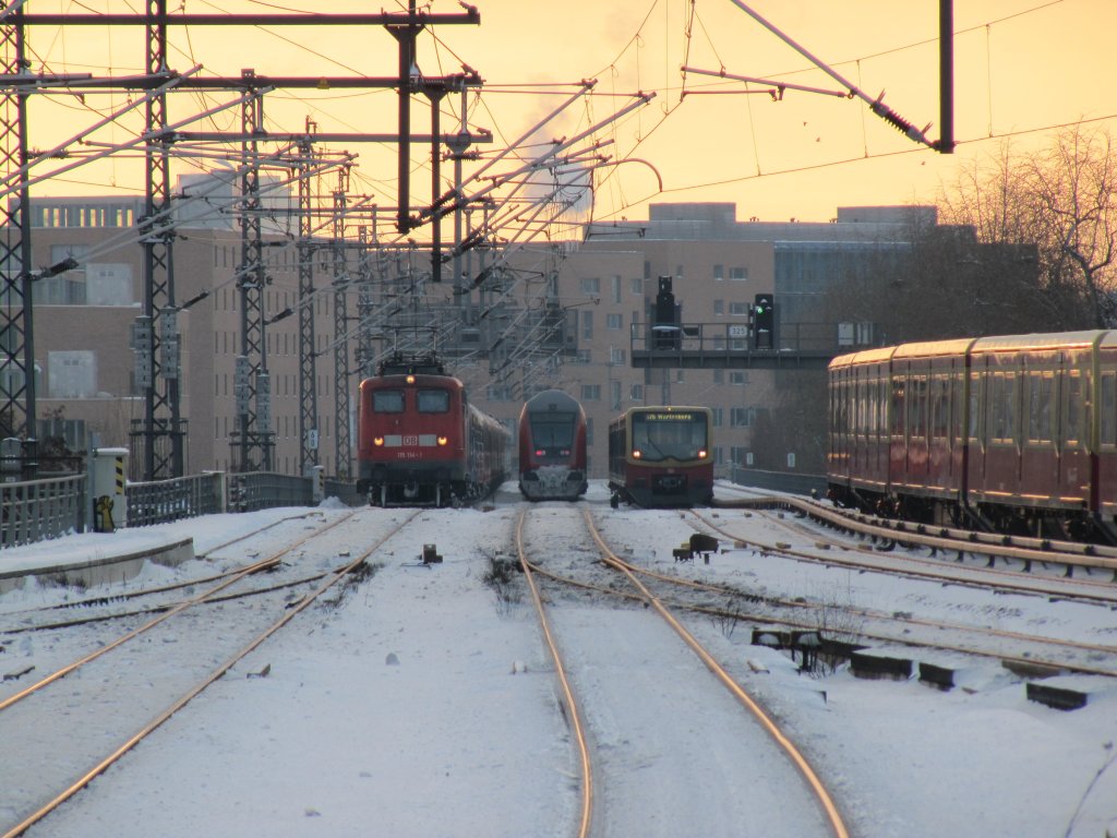 Blick vom Berliner Hauptbahnhof , Bahnsteig 13 , auf die Stadtbahn Richtung Westen