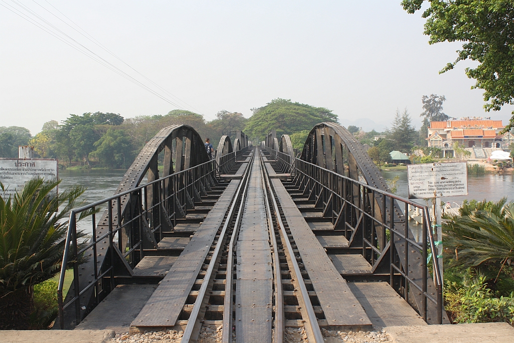 Blick vom Bf. Saphan Kwai Yai auf die Brücke über den Kwai. Im Gegensatz zu den anderen Brücken der thailändischen Staatsbahn ist diese Brücke mit einer Bedielung (für die Touristen) ausgestattet. Bild vom 12.März 2012

