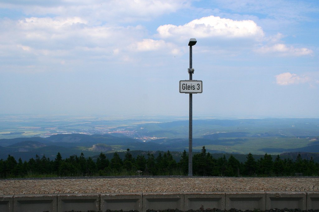 Blick vom Brockenbahnhof talwrts zum ca. 700 Meter tiefer gelegenen Wernigerode, wo die Brockenbahn ihren Startbahnhof hat. Bis zum Brockenbahnhof bentigt sie ca. 90 Minuten. Bei genauem Hinsehen ist rechts, leicht oberhalb der Stadt sogar das Feudalschlo Wernigerode zu erkennen! (Aufnahme vom 02.07.2010)