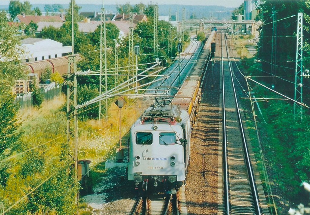 Blick von der Brcke der Bundesstrae B 13 nach Sden auf den Bahnhof Triesdorf. 139 177 zieht am 28.7.05 einen Gterzug Richtung Ansbach, am Ende schient eine unbekannte Diesellok nach. 