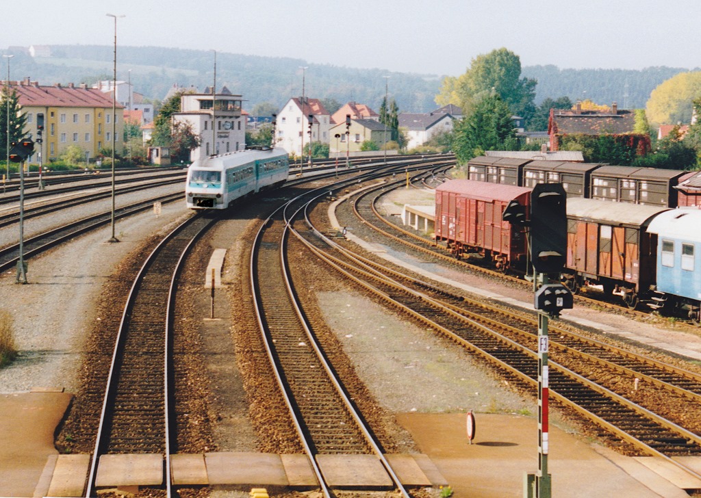 Blick von der Brcke in Schwandorf nach Norden 1998: Ein mintgrn-weier  Pendolino  fhrt als RE von Nrnberg ein.