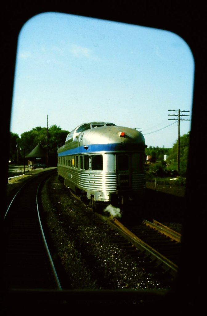 Blick vom Canadian Richtung Toronto auf den Canadian Richtung Vancouver in einem Kreuzungsbahnhof Ontario am 28. Mai 1986.