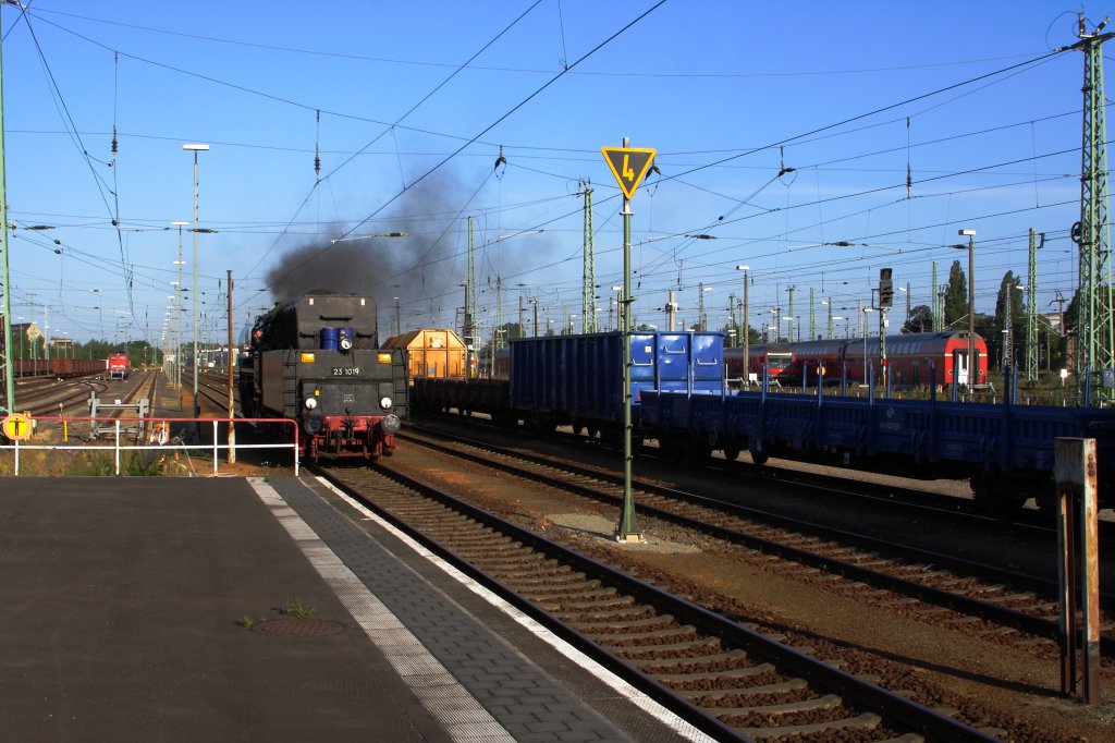 Blick in den Cottbuser Hauptbahnhof (Westseite) am Morgen des 23.06.2012. Auf Gleis 1 fhrt gerade 23 1019 des Lausitzer Dampflokclubs (LDC) zur bernahme eines Sonderzuges nach Bad Schandau ein.