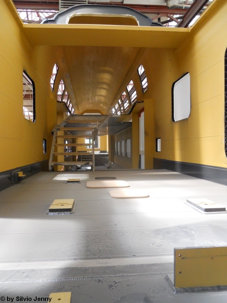 Blick in den den ''nackten'' Innenraum eines Zwischenwagens eines Dosto RV, am TdoT bei Stadler in Altenrhein.