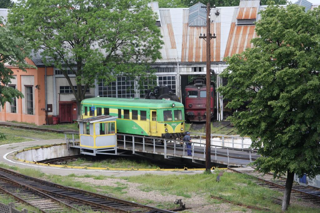 Blick in das Depot Timisoara Nord, wo gerade am 10.5.2012
ein Malaxa Triebwagen auf die Drehscheibe fhrt.