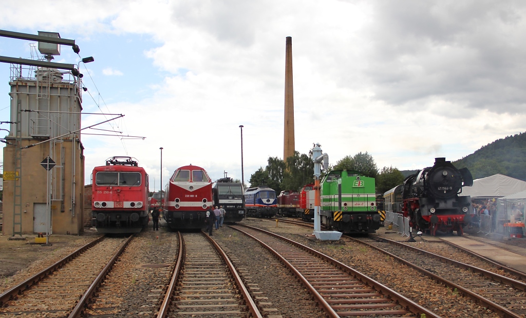 Blick von der Drehscheibe auf das Ausstellungsgel�nde. Am Tag der offenen T�r bei Uwe Adam in Eisenach wurde f�r das Auge des Eisenbahnfans einiges geboten. Aufgenommen am 23.07.2011. 