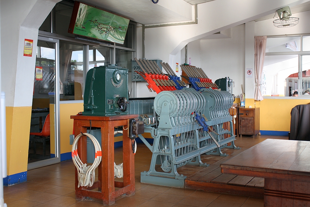 Blick durch die offene Tr in das am Bahnsteig befindliche Stellwerk des Bf. Nong Khai. Bild vom 17.Juni 2011.

