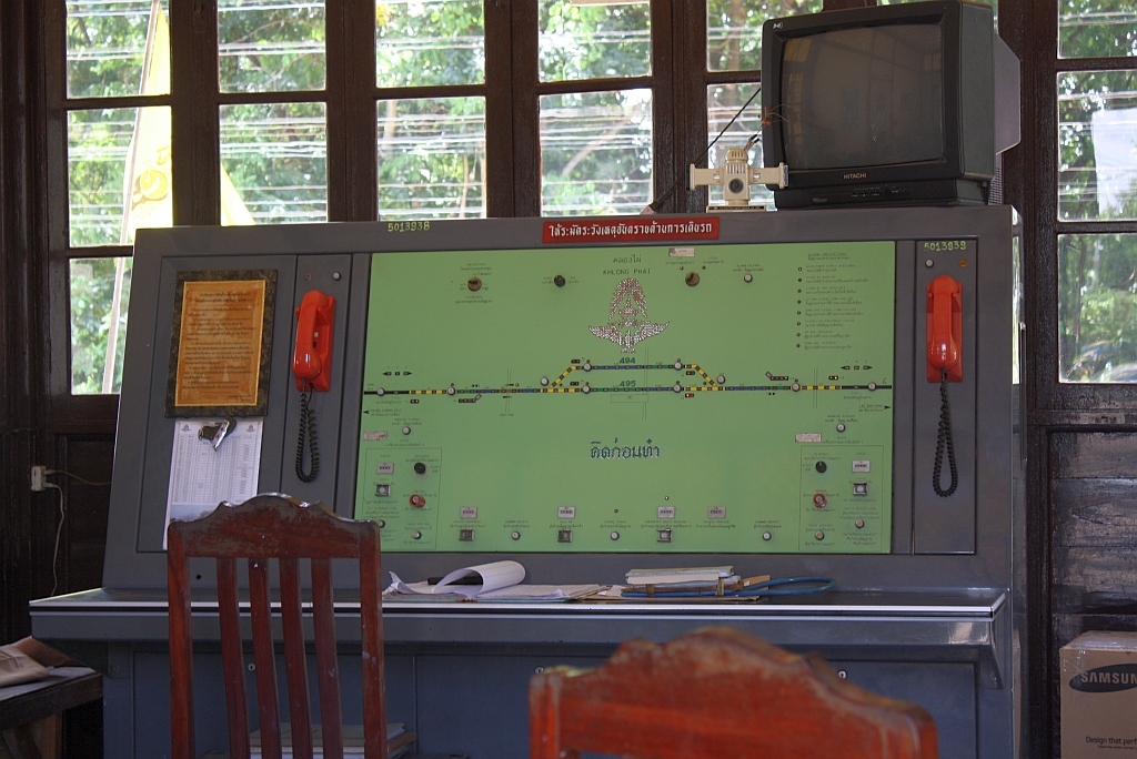 Blick durch die offene Tre in das Stellwerk des Bf. Klong Phai; Bild vom 12.Juni 2011.