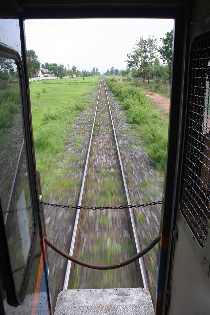 Blick durch die offene bergangstre des THN 1116 auf die zurckgelegte Strecke, aufgenommen am 18.Juni 2011 whrend der Fahrt mit dem EXP 76. Offene Tren whrend der Fahrt sind in Thailand nichts besonderes.