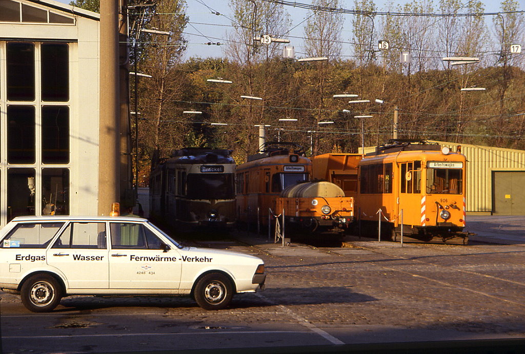 Blick durch das Tor der alten Hauptwerkstatt in der Immermannstrae, 03.11.1985. An Tw zu sehen sind der abgestellte 16 sowie die Arbeitswagen 904 (ex 304) und 906 (ex 275).