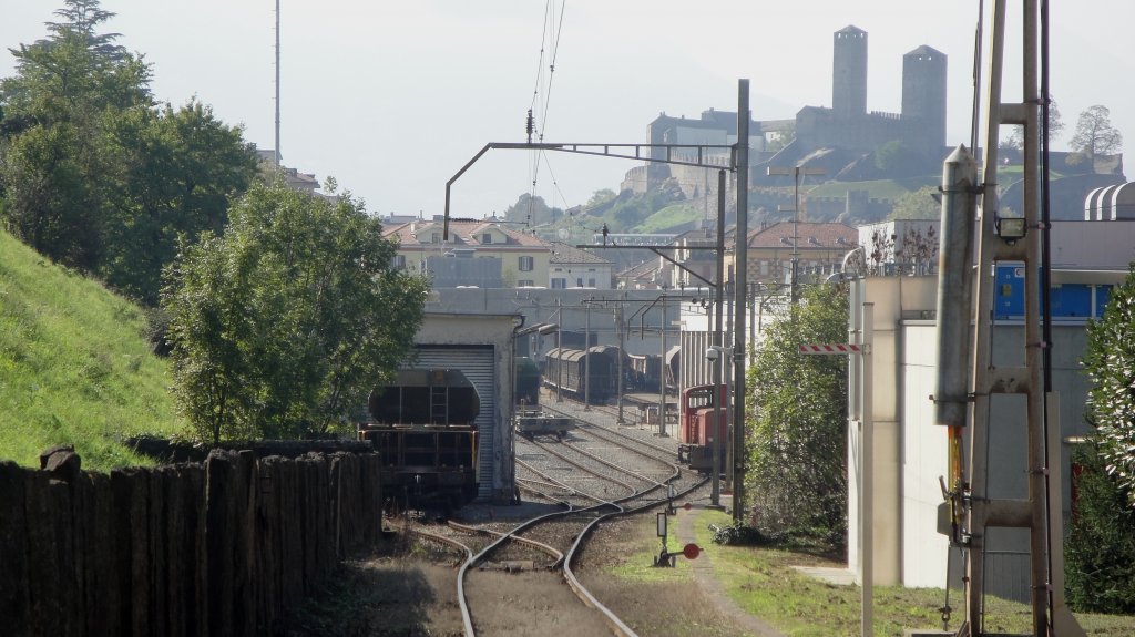 Blick von einem Bahnbergang aus dem Anschlussgleis des IW Bellinzona entlang mit den bekannten Burgen im Hintergrund. (14.10.10)