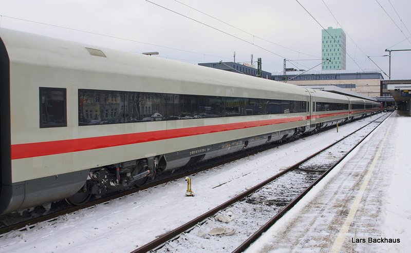 Blick entlang des Fensterbandes der fr 220 Km/h zugelassenen Wagen des ICE 1106 aus Berlin-Sdkreuz. Aufgenommen am 3.01.10 kurz nach der Ankunft des Zuges in Hamburg-Altona.