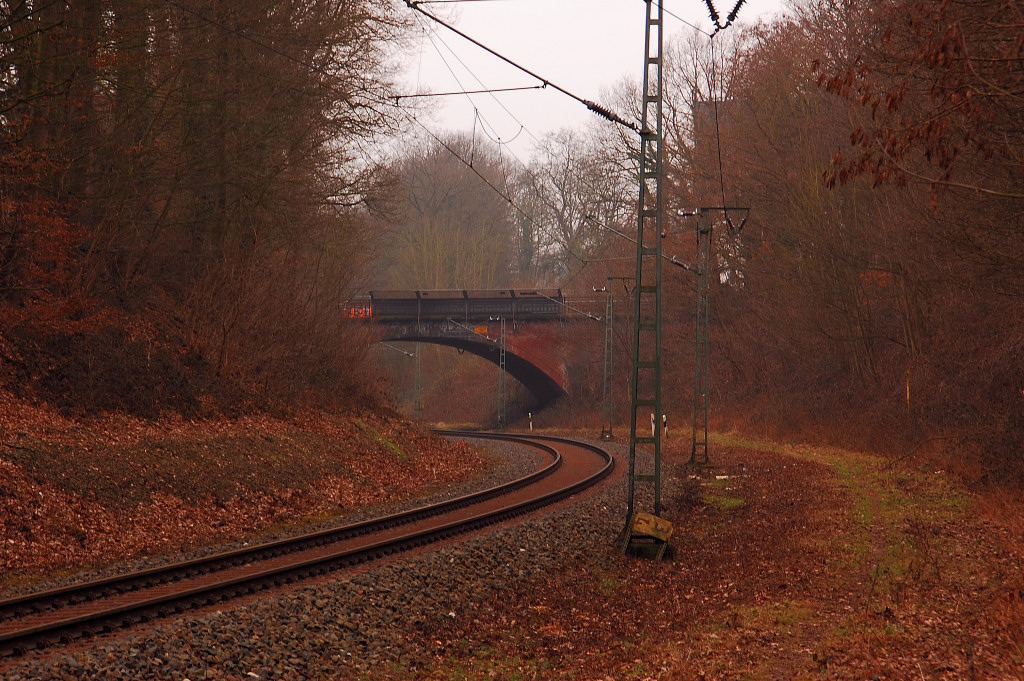 Blick entlang der Gterzugumgehungsbahn Helenabrunn-Rheydt, man sieht hier am Kilometer 3,4 die Brcke der Viersener Strae ber die Bahn. Mnchengladbach den 2.3.2012