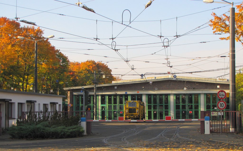 Blick in den EVAG Betriebshof in der Nordhuser Strae in Erfurt am 21.10.2012, mit einer abgestellten Plasser & Theurer 08-75/4ZW Stopfmaschine der Erfurter Gleisbau GmbH.