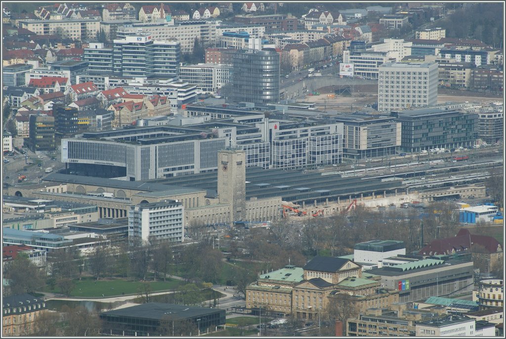 Blick von Fernsehturm auf den Bahnsteigbereich von Stuttgart HBF. 
Interessant, wie trotz der grossen Flche sich der Bahnhof durch diskrete, unaufdringliche Farben und Bauweise von den umliegenden Gebuden abhebt.
29. Mrz 2012
