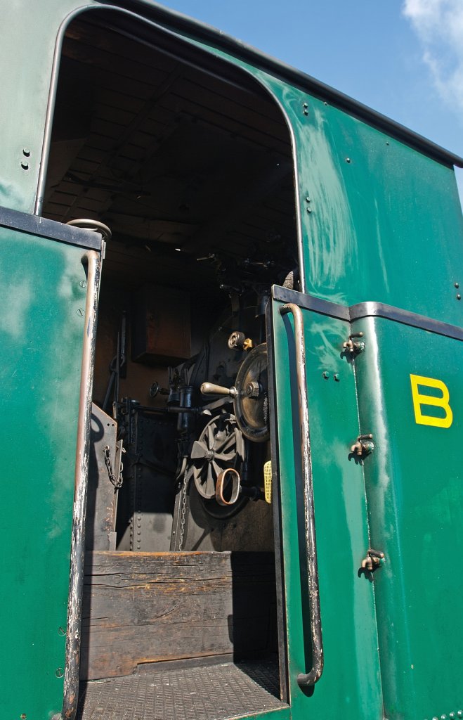 Blick in den Fhrerstand der Kohle befeuerten BRB 6 am 01.10.2011 hier auf der Bergstation Brienzer Rothorn Kulm (2244 m . M.).