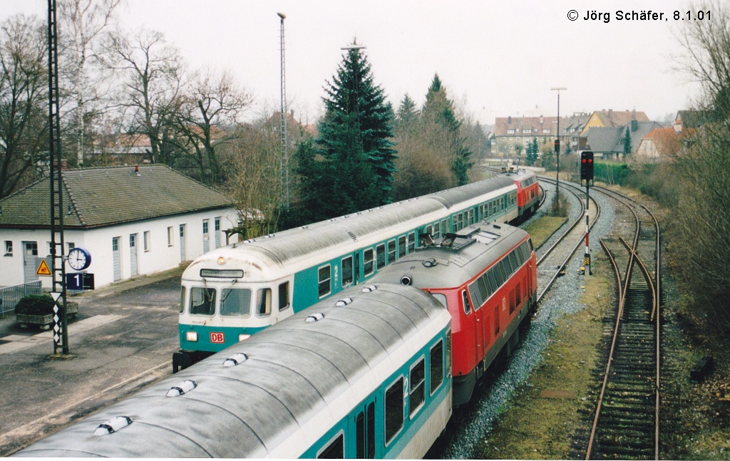 Blick von der Fugngerbrcke in Bad Windsheim nach Westen am 8.1.01 auf zwei „218er“ an den Bahnsteigen und die westlichen Ausfahrsignale. 