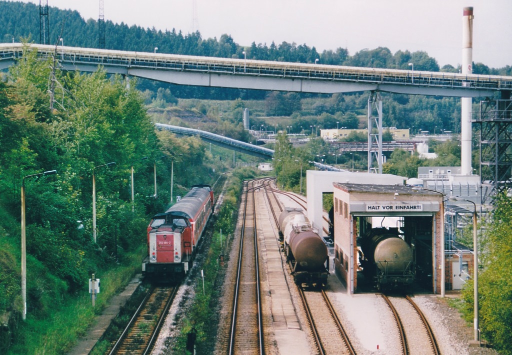 Blick von der Fugngerbrcke zur Fabrik Rosenthal nach Norden am 15.9.00: Eine  Sandwich-Garnitur  mit zwei Loks der Baureihe 202 aus Saalfeld wird gleich ihre Endstation Blankenstein erreichen. Links unten sieht man einen Bahnsteig, an dem wohl frher unverffentlichte Personenhalte stattfanden, damit ein Teil der 500 Mitarbeiter direkt im Werksgelnde aussteigen konnte. 