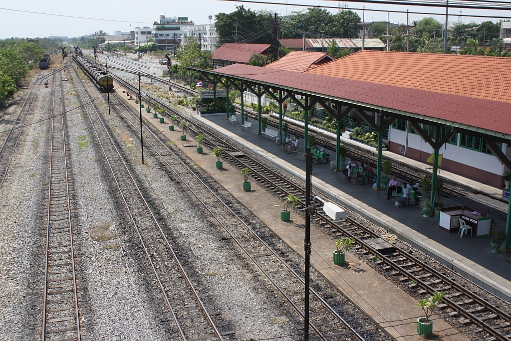 Blick vom Fußgängerübergang auf den Bf. Chachoengsao Junction in Richtung Sattahip Port/Aranyaprathet. Bild vom 15.Mai 2012.