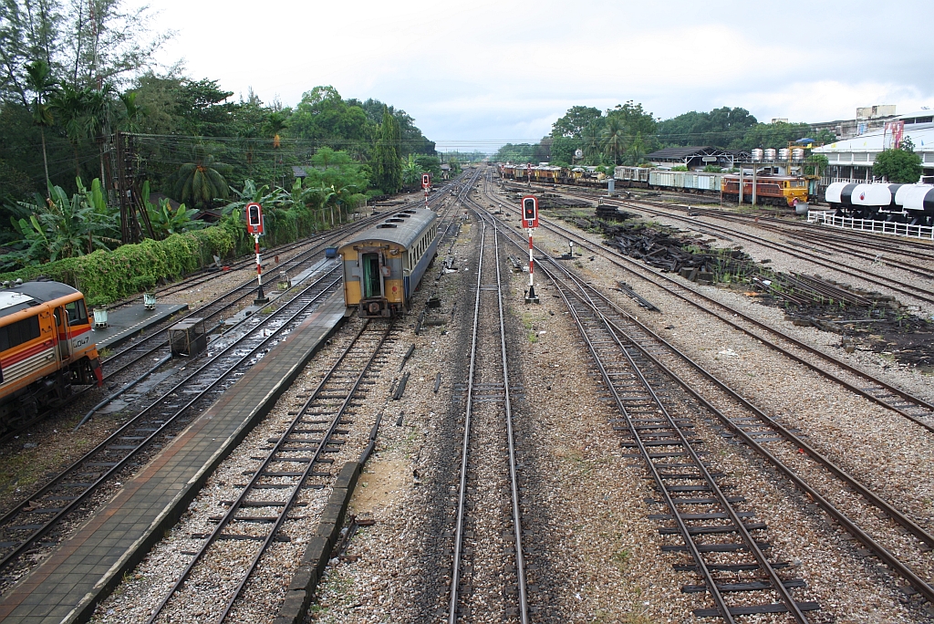 Blick vom Fugngerbergang des Bf. Hat Yai Junction auf den Ausfahrtsbereich in Richtung Sungai Kolok und Padang Besar. Bild vom 12.Jnner 2012.
