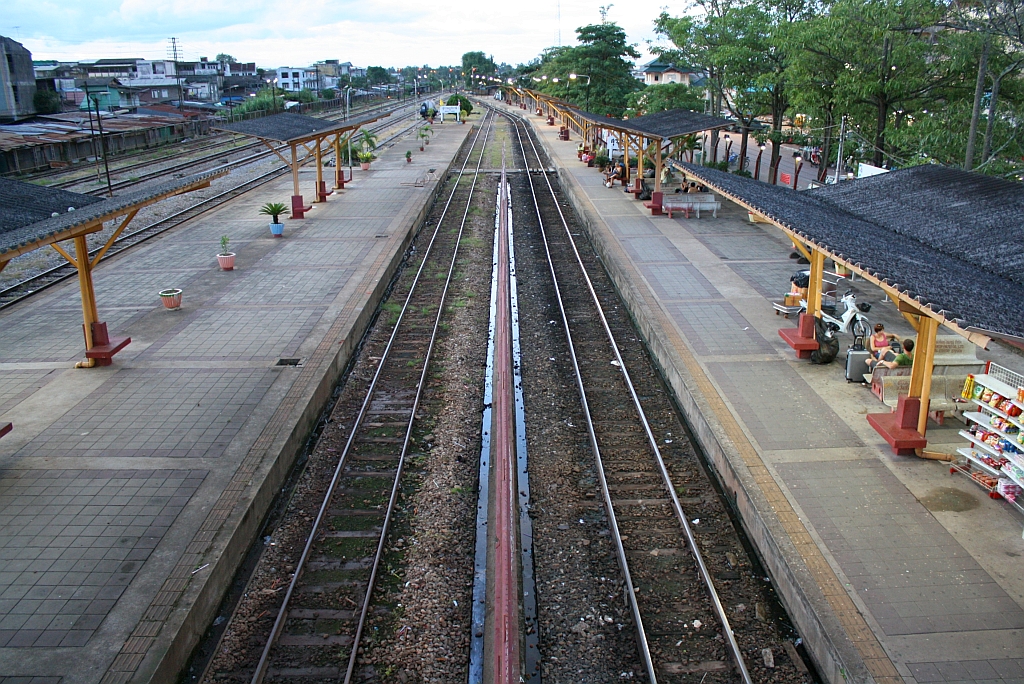 Blick vom Fugeherbergang in Richtung Norden auf die Gleise 1 + 2 des Bf. Surat Thani; 23.August 2011.