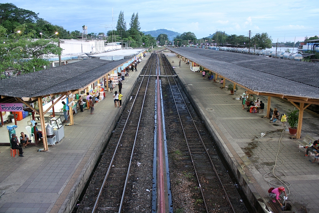 Blick vom Fugeherbergang in Richtung Sden auf die Gleise 1 + 2 des Bf. Surat Thani; 23.August 2011.