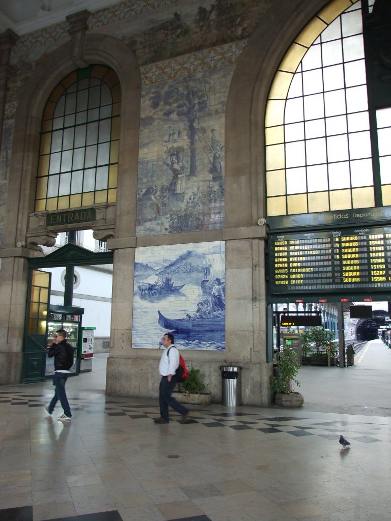 Blick gen Osten. Verziert mit den  Azulenjos  wird die Wand noch von 3 Portalen zu den GLeisen gepr�gt. Alle Z�ge, die hier abfahren, m�ssen mindestens �ber  Porto Campanha .
Porto, der 21.5.2010