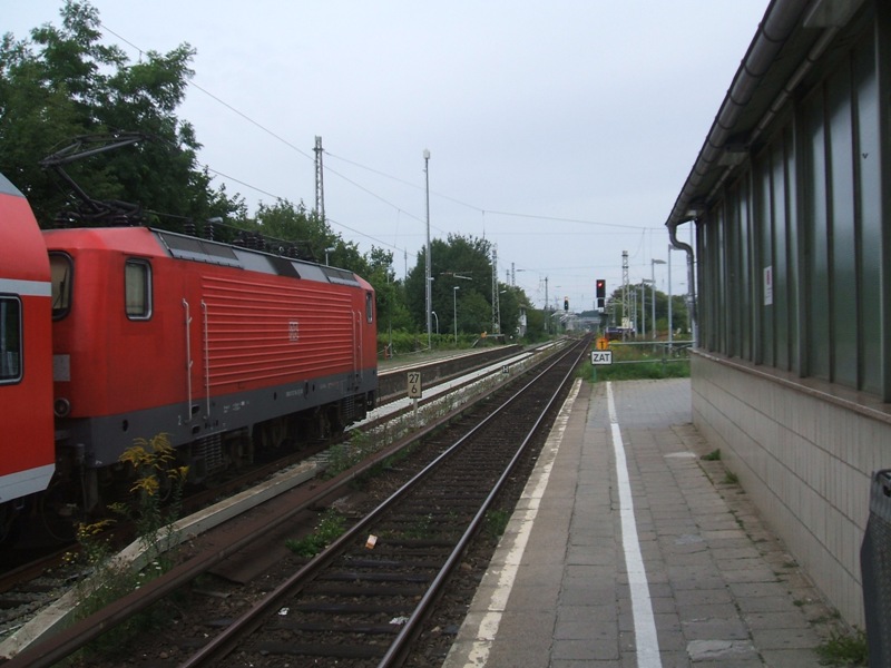 Blick vom Gleis 2 im Bf. Knigs-Wusterhausen Richtung Berlin.
Links am Gleis 1 hat Ausfahrt RE37380 nach Rathenow.
Aufgenommen am 21.08.2011 13:05