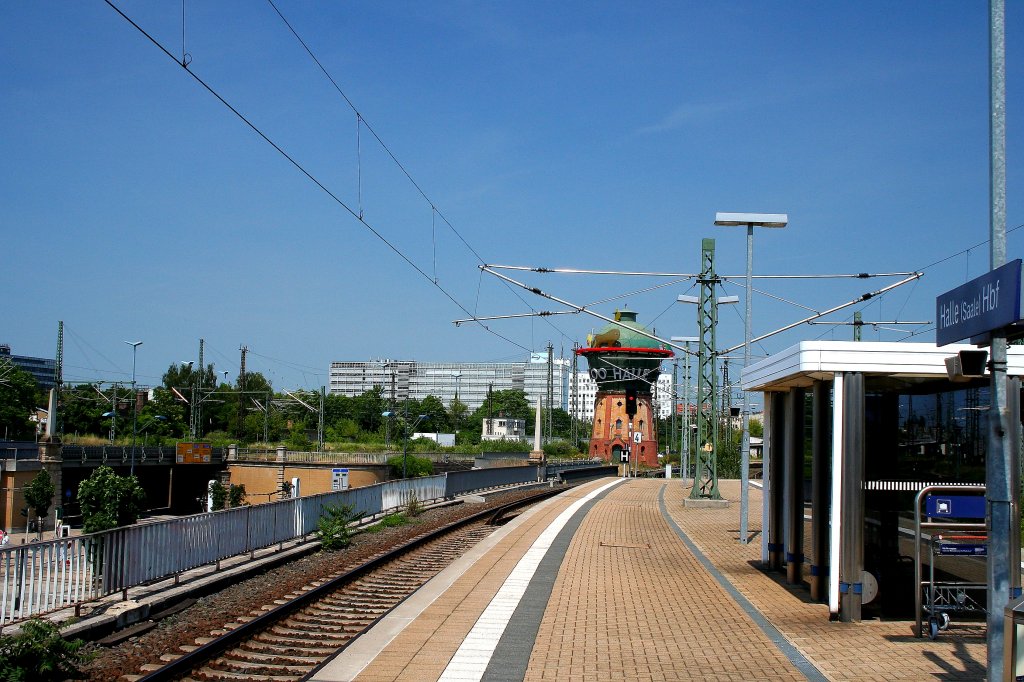 Blick vom Gleis 7 des Hallenser Hauptbahnhofes in Richtung Norden zum historischen Wasserturm (Aufnahme vom 03.07.2010)