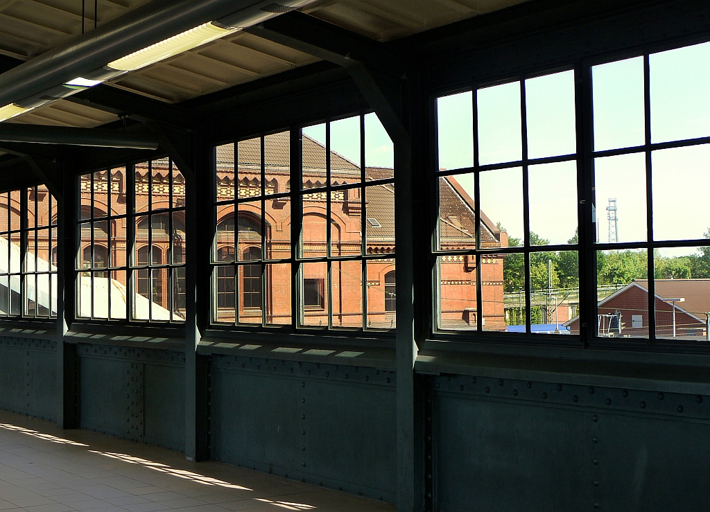 Blick von der die Gleise berquerenden Eisenbrcke auf das Inselbauwerk des Bahnhofs Hamburg-Harburg. 9.6.2013