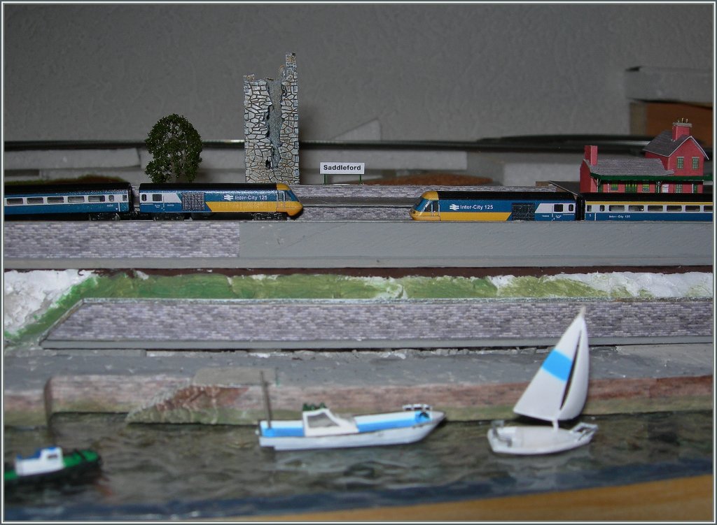 Blick vom Hafenbecken auf den Haltepunkt Saddleford.
T-Gauge, 29. Mai 2013