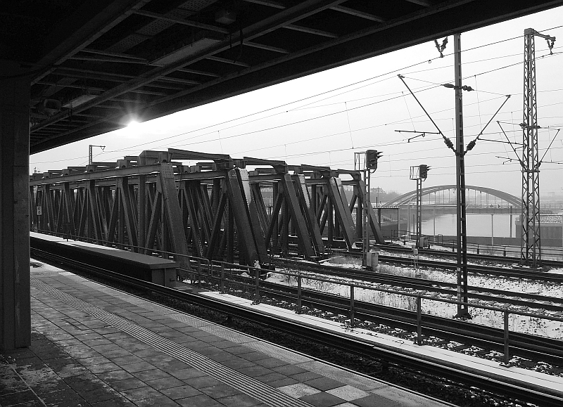 Blick vom Hamburger S-Bahnhof Veddel Richtung Spreehafen - in Schwarz-Wei, weil es so gut zu diesem Wintermorgen passt. 28.1.2011