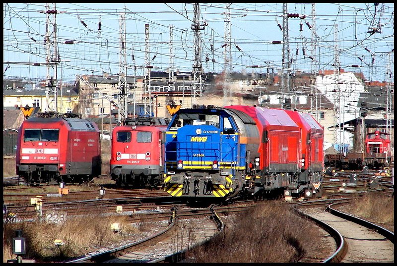 Blick in den Hbf Stralsund... V 2305 -MWB- geht gerade, mit einer ER 20 berfhrung nach Mukran, ber die Weichenstrae.   am 18.03.08 