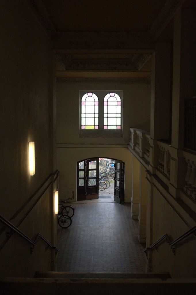 Blick in das Innere des einstmals doch reprsentativen Treppenaufganges zum Bahnsteig 1 im EG Radebeul West. Trotz des Sommertages ist es auch  dank  der sparsamen Beleuchtung immer recht dster.  17.07.2012 gegen  17:21 Uhr
