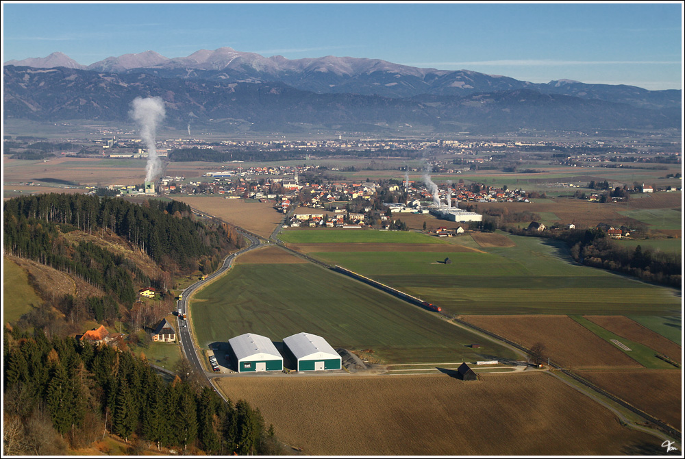 Blick ins Aichfeld - Ein 2016 Tandem fhrt mit Gterzug 55555 von St.Michael nach Frantschach. 
Eppenstein 17.11.2011