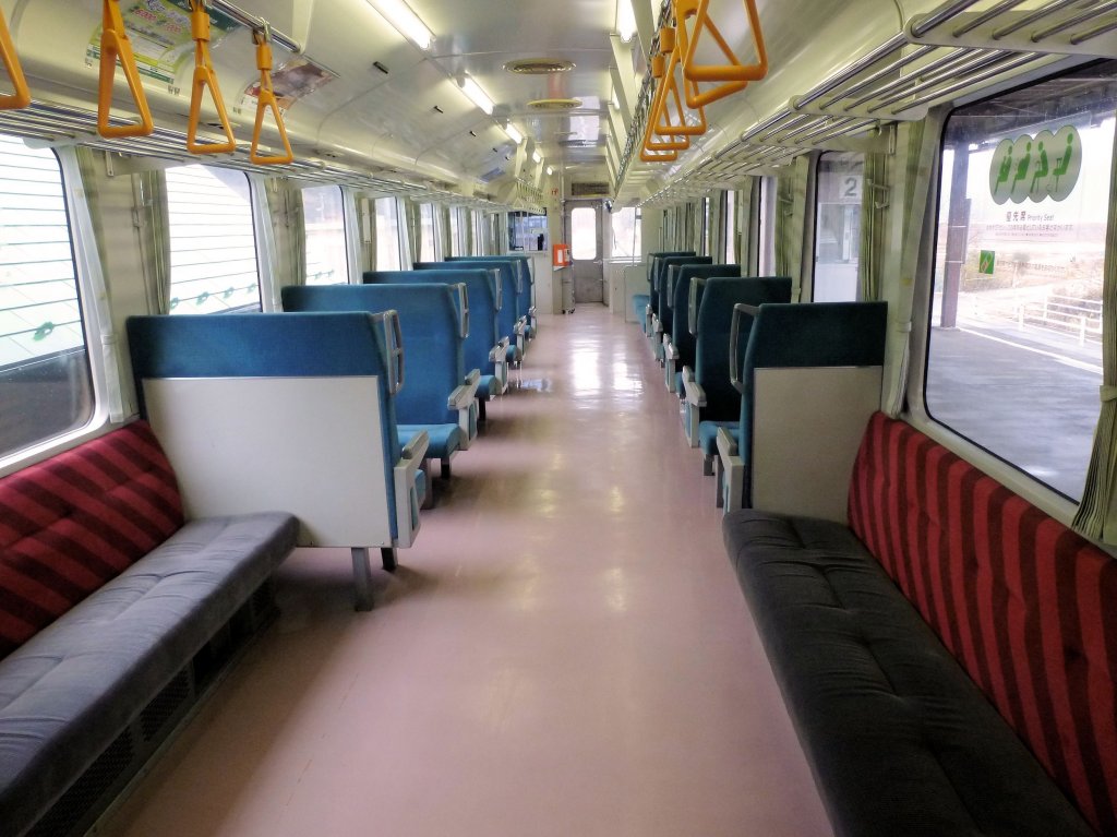 Blick ins Innere des Wagens KIHA 110-125 der (Rest-) Kesennuma-Linie. 15.Februar 2013. 