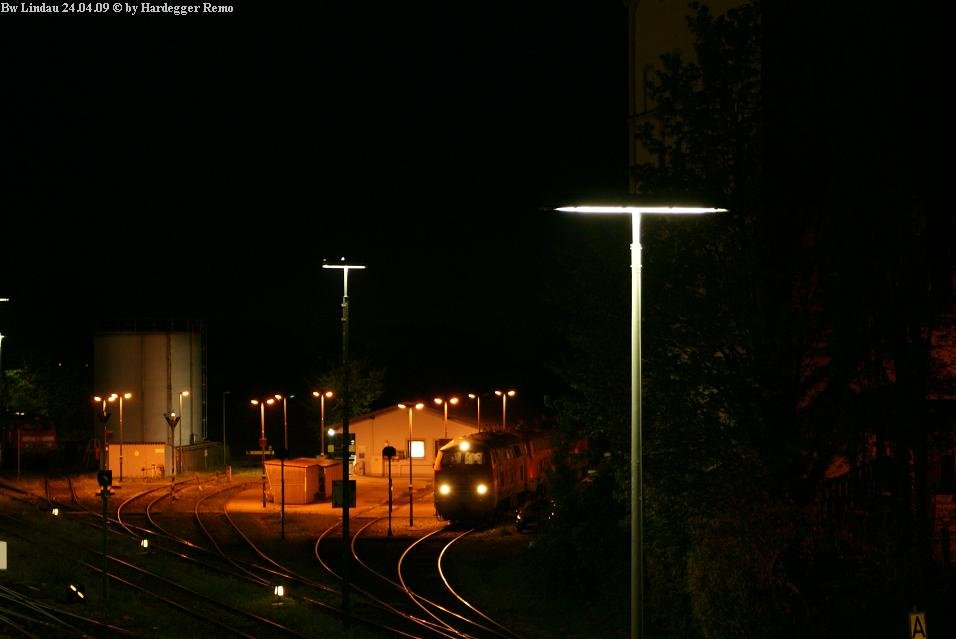 Blick ins Klein-Bw von Lindau Hbf. Langsam kommt Betrieb in die Runde der abgestellten DB 218er.
Lindau Hbf 24.04.09