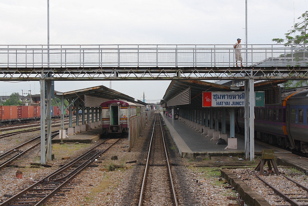 Blick vom letzten Wagen des ORD 463 auf das soeben verlassene Gleis 3 des Bf. Hat Yai Junction am Morgen des 11.Jnner 2012.