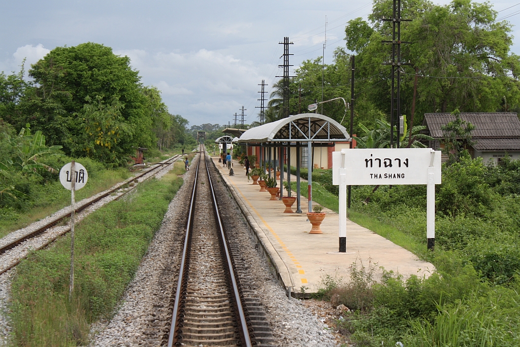 Blick vom letzten Wagen des ORD 446 auf den Bf. Tha Shang, Blickrichtung Ban Thung Pho Junction, am 17.Mai 2013. 

