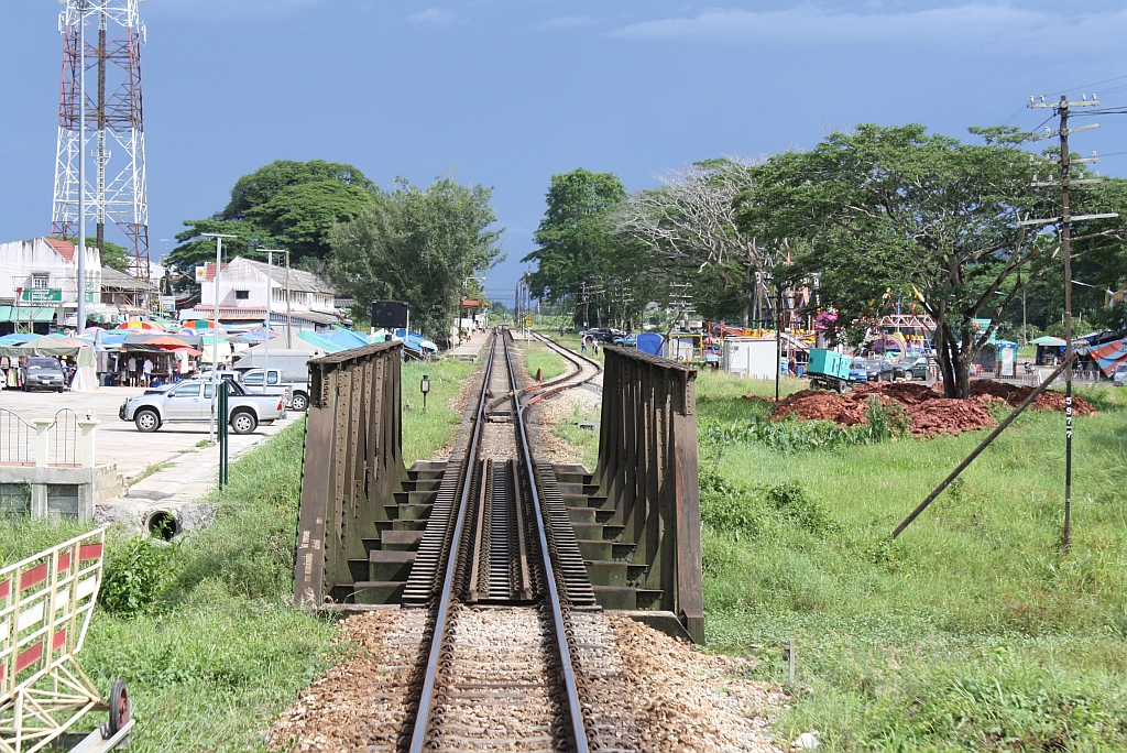 Blick vom letzten Wagen des ORD 446 auf den Bf. Chaiya, Blickrichtung Ban Thung Pho Junction, am 17.Mai 2013. 
