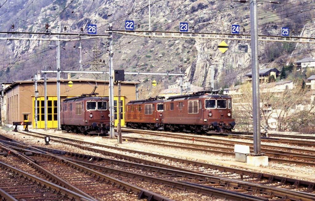 Blick in das Lokdepot der BLS am Bahnhof Brig am 26.3.1990!
Links ist BLS 191 und vorne rechts SEZ 177 zu erkennen.